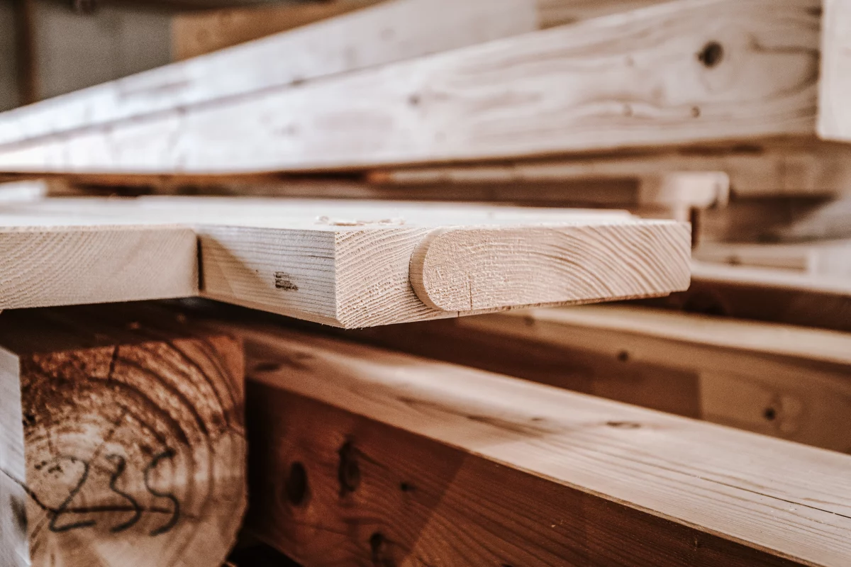 Binz Holzbau Impressionen Holzverarbeitung Holzbretter gestapelt Detailansicht 1200