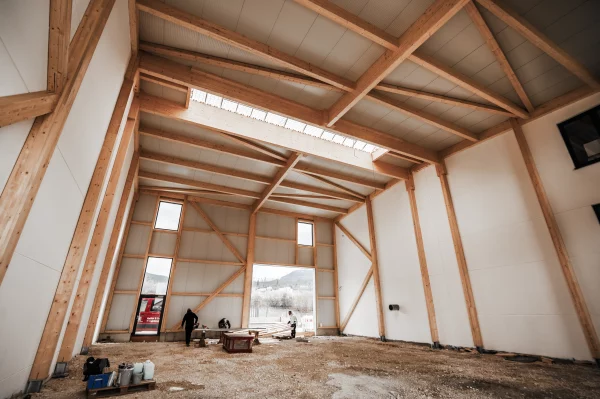 Binz Holzbau Leistungen Impressionen Hallenbau Innenansicht Baustelle 600