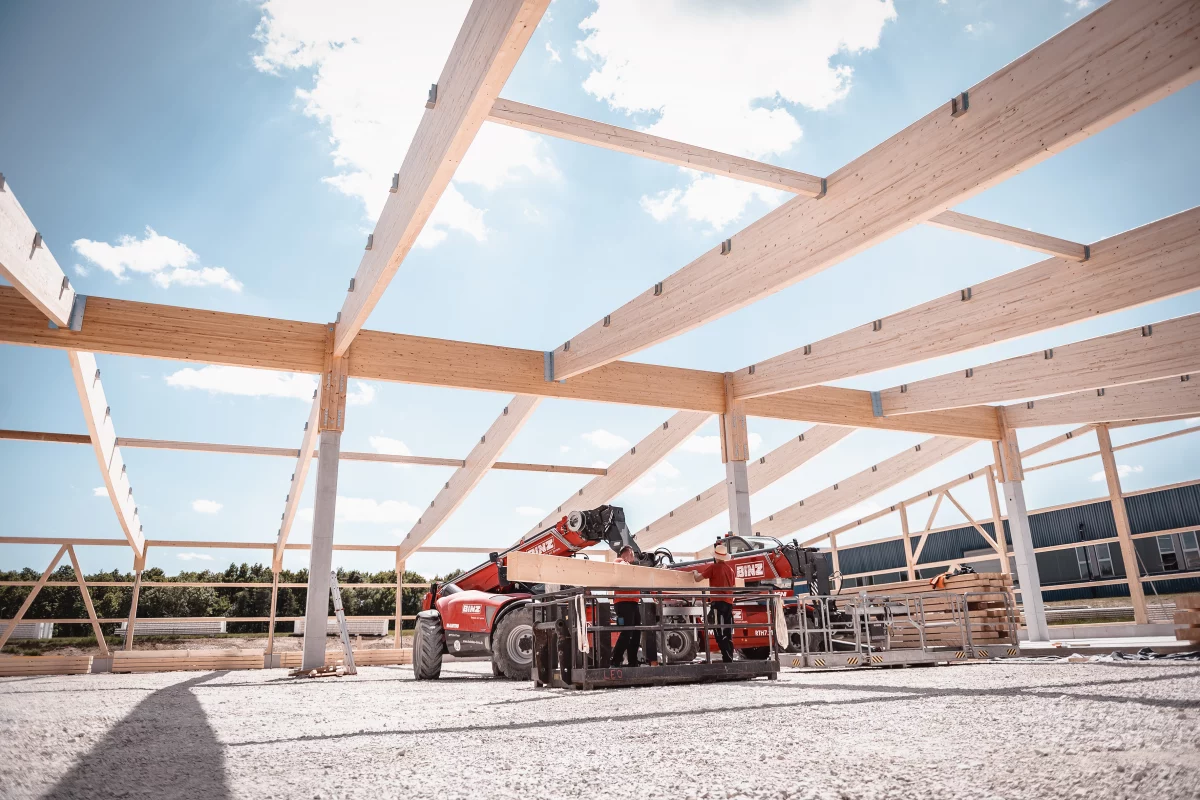 Binz Holzbau Mehrzweckhalle im Bau Teleskopkran Startseite Hintergrund 1200