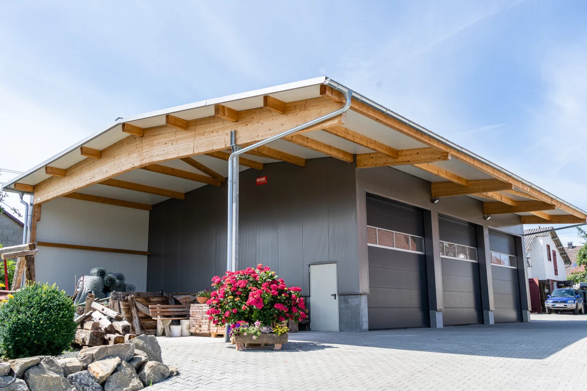 Binz Holzbau Referenz landwirtschaftliche Mehrzweckhalle Bloching Schelklingen Aussenansicht 1200