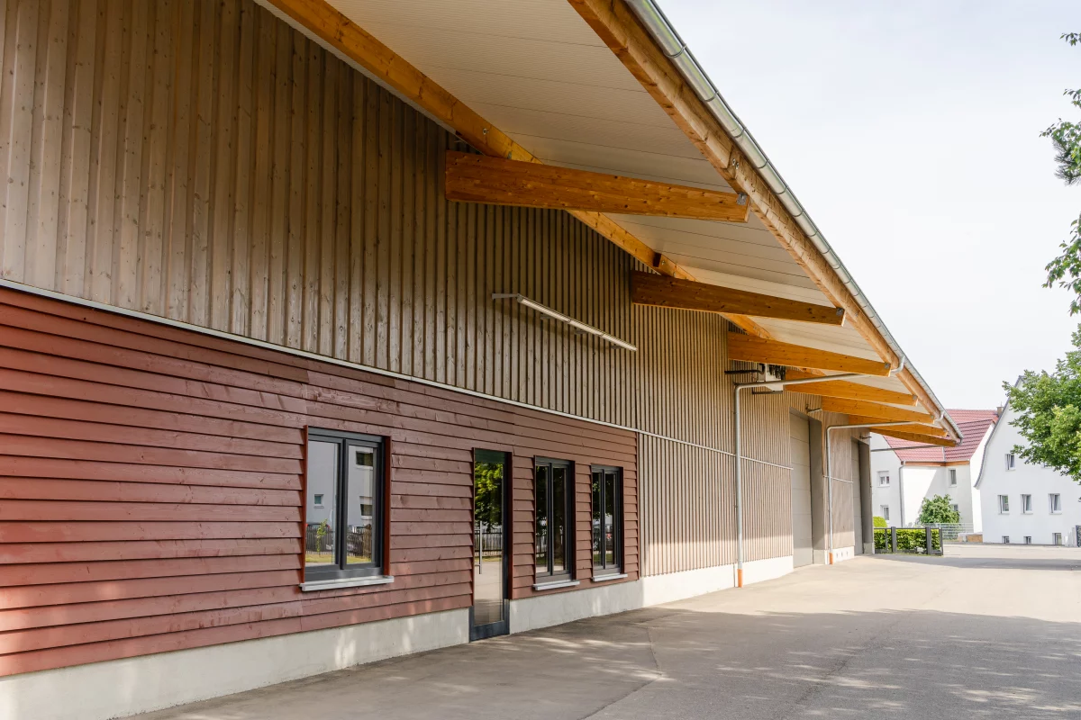Binz Holzbau Referenz landwirtschaftliche Mehrzweckhalle Bohner Langenau Vordach und Verkaufsbereich 1200