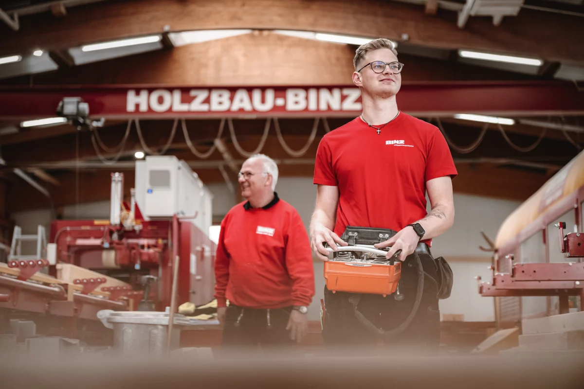 Binz Holzbau 2 Mitarbeiter bei der Fertigung 1200