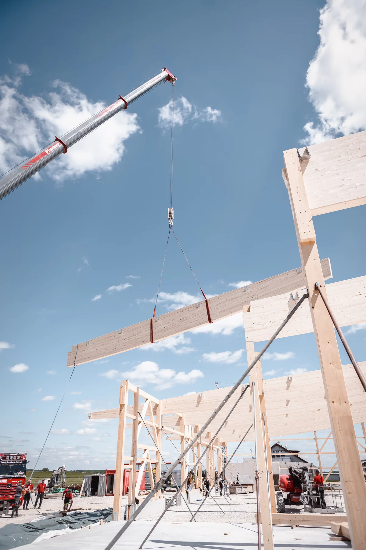 Binz-Holzbau Autokran-hebt Holz auf einer Baustelle
