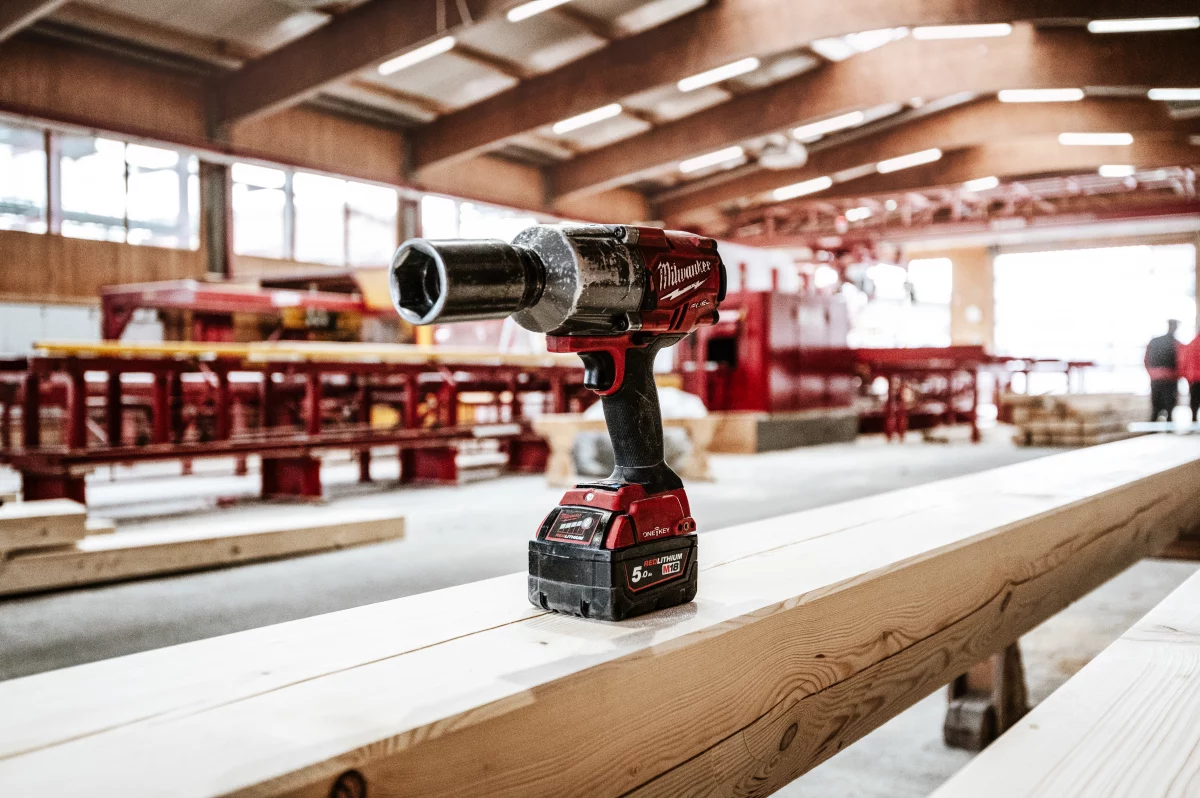 Binz Holzbau Fertigung Impressionen Drehmomentschluessel auf Holzbrett 1200