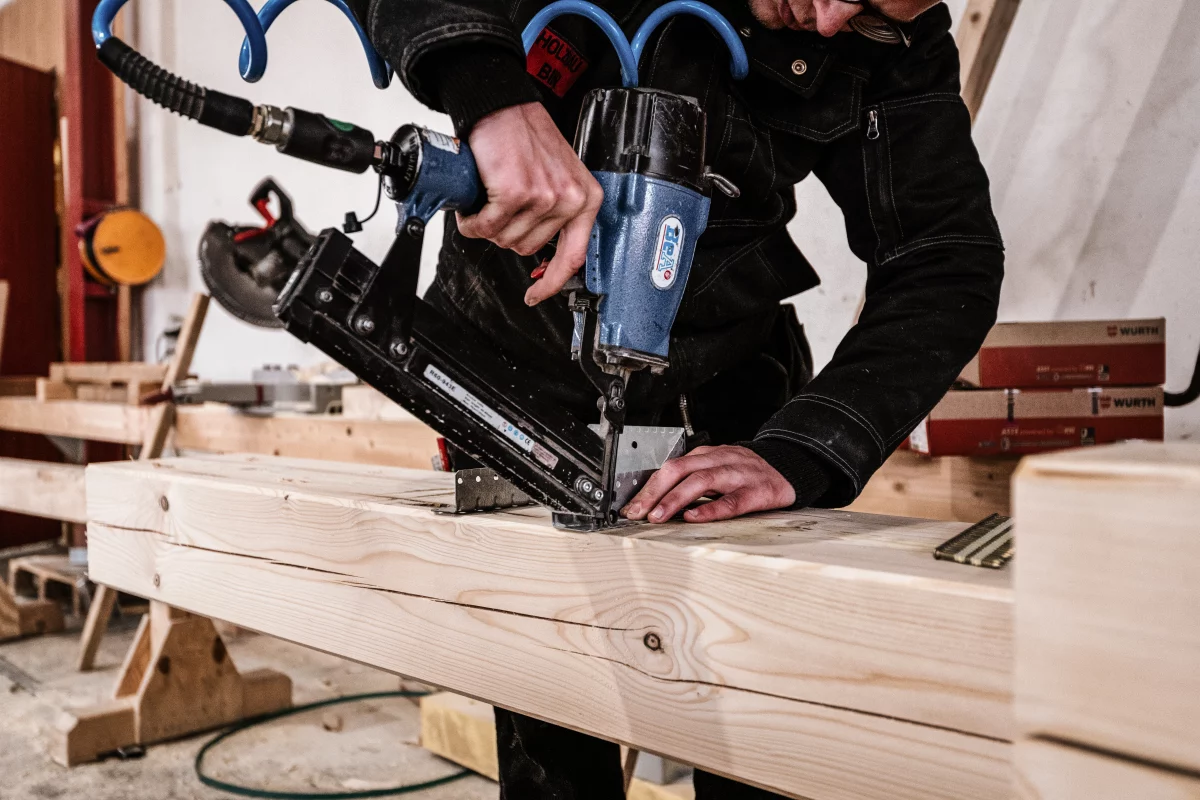 Binz Holzbau Fertigung Impressionen Holzverarbeitung Nagelpistole 1200
