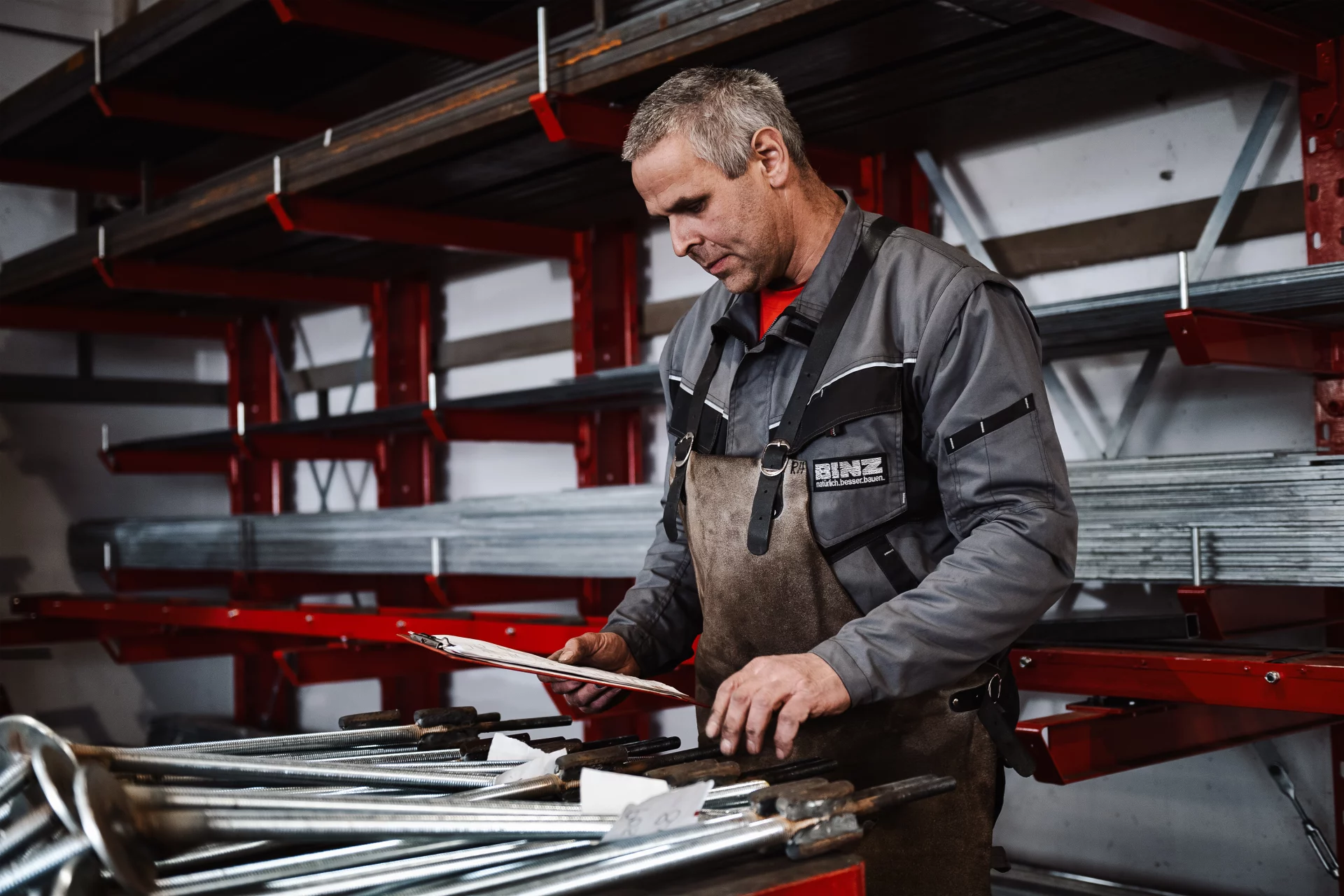 Binz Holzbau Fertigung Impressionen Schlosserei Materialauswahl