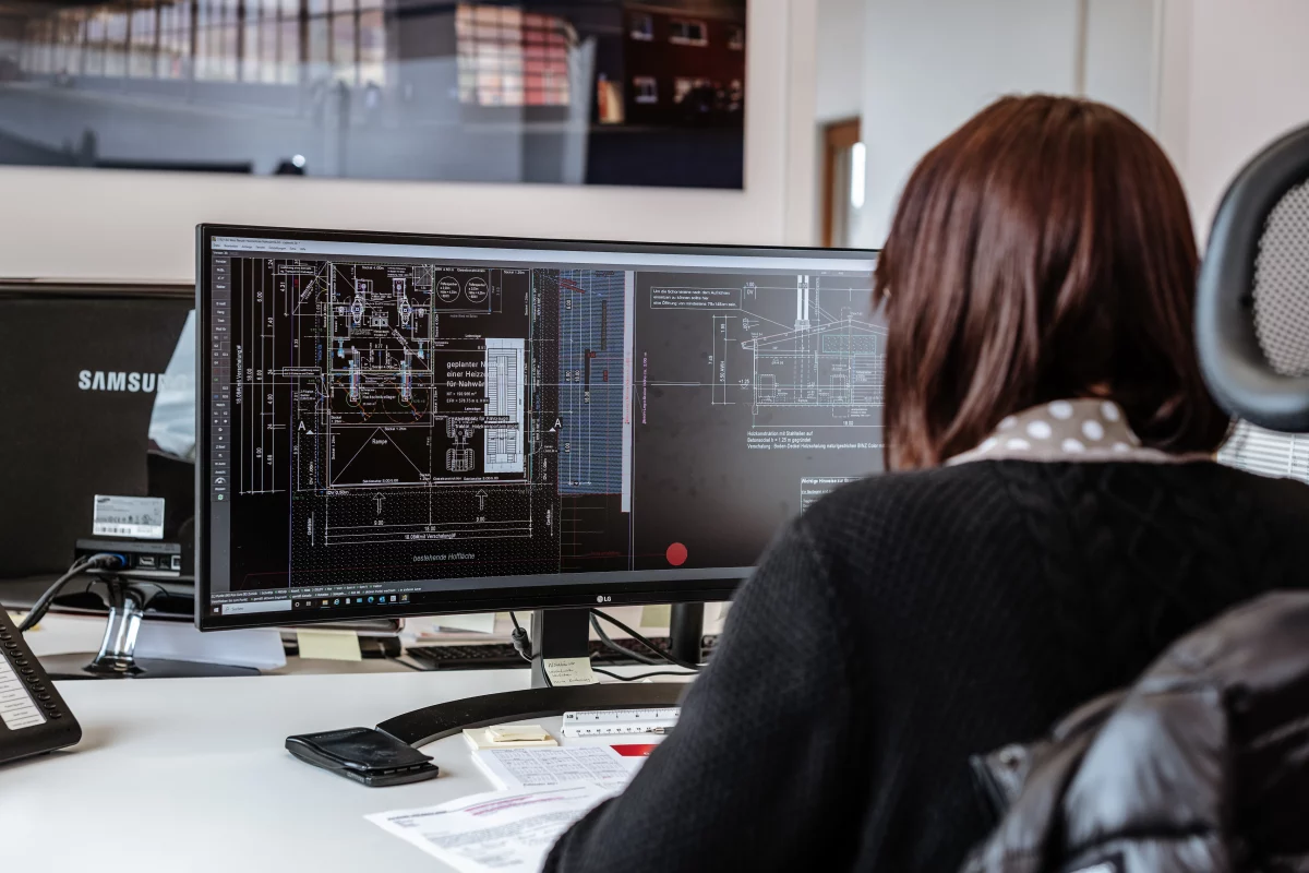 Binz Holzbau Frau an einem Monitor 1200