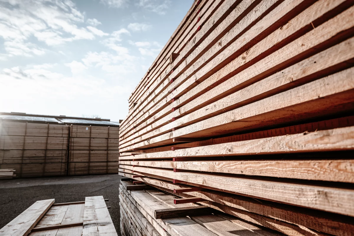Binz-Holzbau Holzstapel auf dem Hof totale