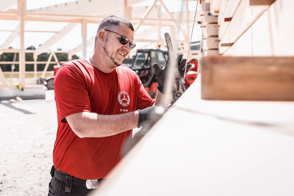 Binz Holzbau LKW Fahrer befestigt Ladung 1200