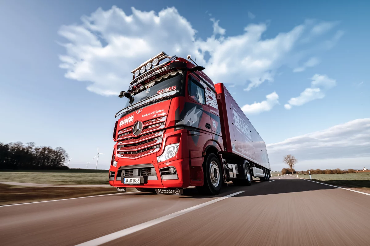 Binz-Holzbau LKW auf einer Landstraße
