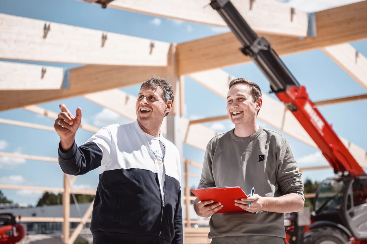 Binz-Holzbau zwei-Bauleiter auf einer Baustelle