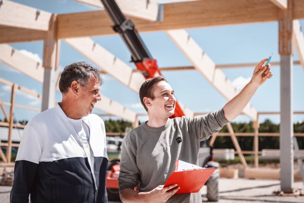 Binz-Holzbau zwei Bauleiter auf einer Baustelle 02