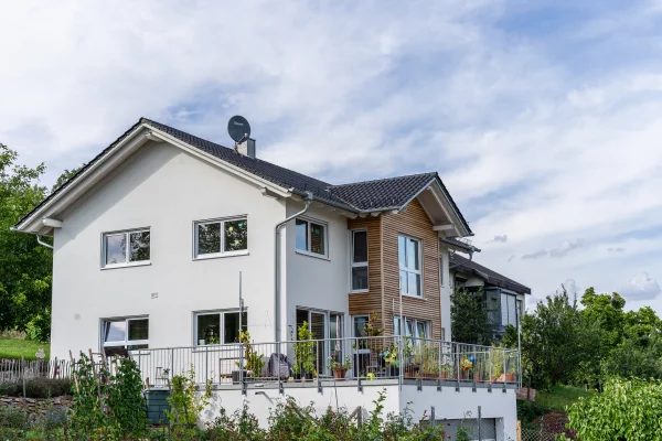 Binz Holzbau Referenzen Binz HolzMassivHaus B Berglen Aussenansicht 600